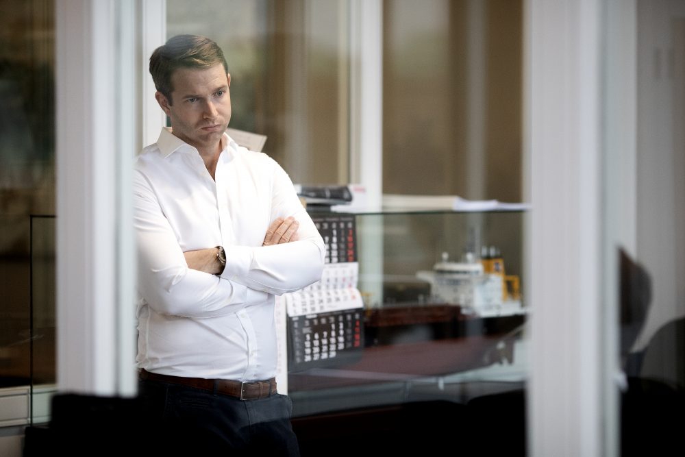 Office Alltag Bild zeigt Businessman im Arbeitsalltag einer internationalen Firma mit Hauptsitz in Hamburg