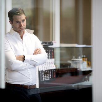 Office Alltag Bild zeigt Businessman im Arbeitsalltag einer internationalen Firma mit Hauptsitz in Hamburg
